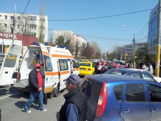 Eleve, spulberate de un autoturism pe trecerea de pietoni
